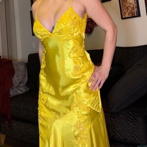 Elegant Yellow Lace evening gown